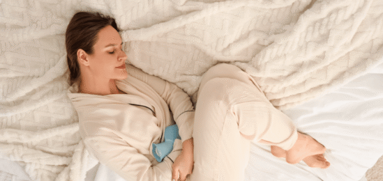 Teplý obklad na zmírnění křečí v břiše.