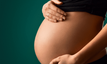 Těhotenské bříško ve vysokém stádiu těhotenství.