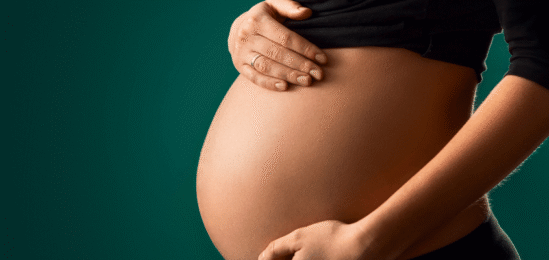 Těhotenské bříško ve vysokém stádiu těhotenství.