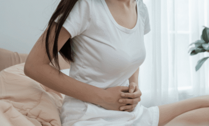 žena trpící bolestí břicha.