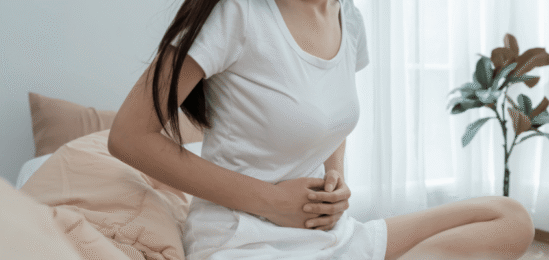 žena trpící bolestí břicha.