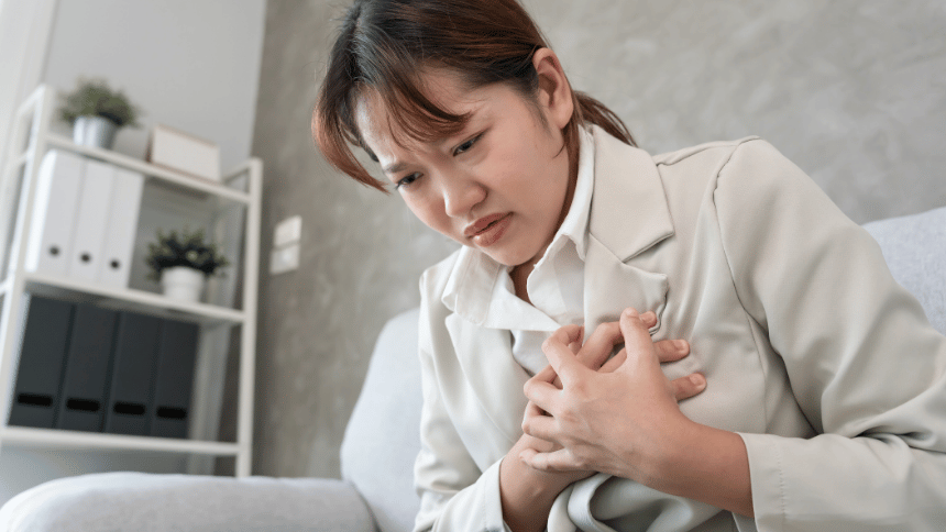 žena držící se za srdce.