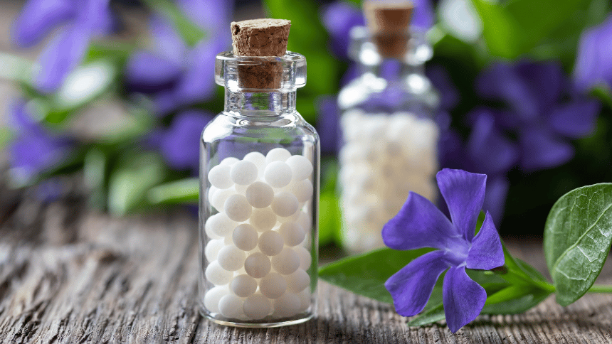 sklenička s homeopatikem.