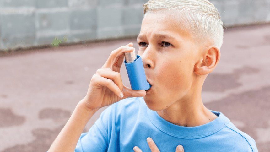 dítě s inhalátorem.