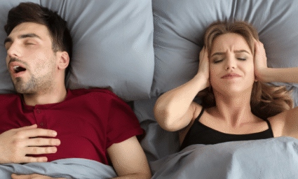 Muž chrápající vele ženy, která nemůže spát.