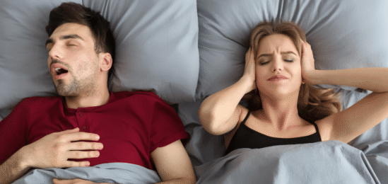Muž chrápající vele ženy, která nemůže spát.