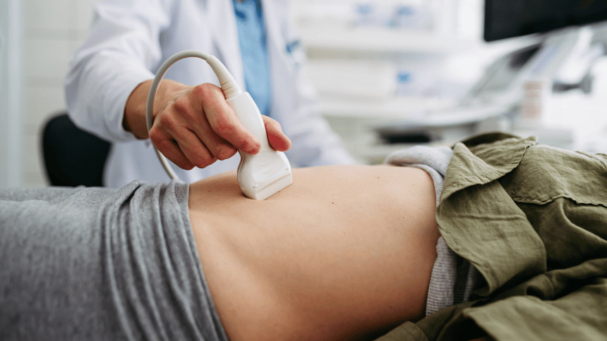 Ultrazvuk vyšetřující břicho.