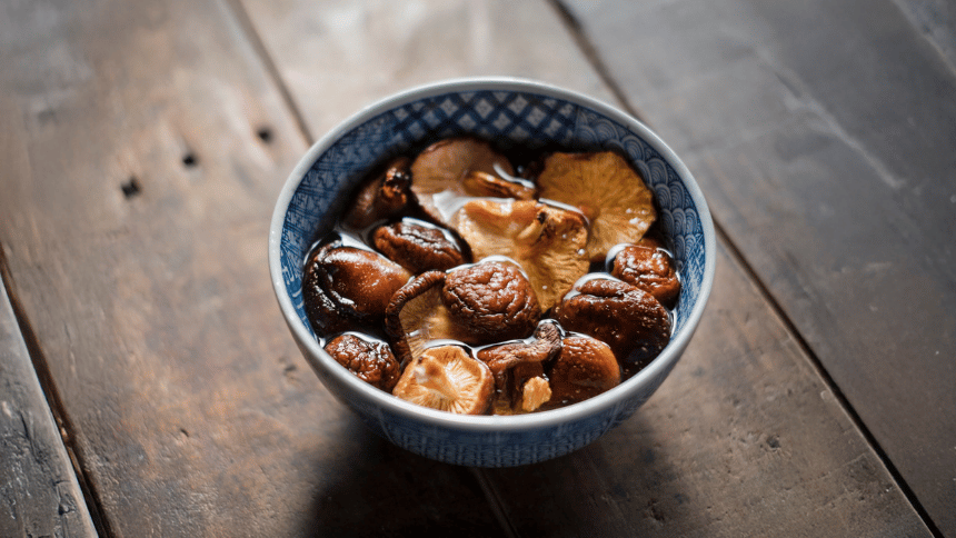 Houby shiitake v misce.