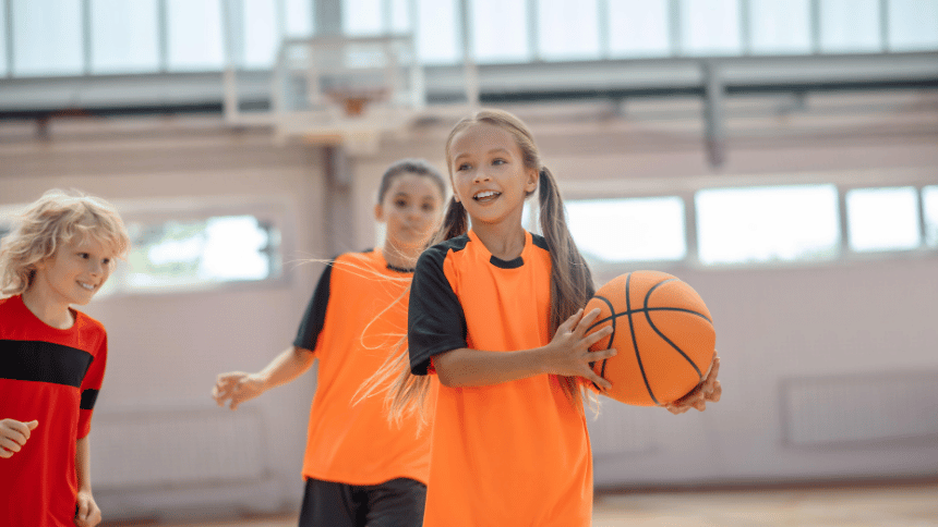 Dívka hrající basketball.