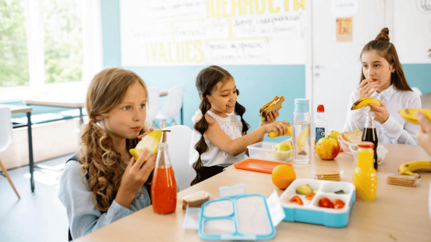 Dětí jící zdravou svačinu.