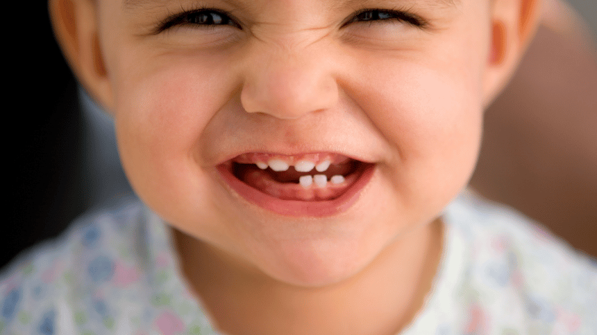 dítě s mléčnými zoubky.