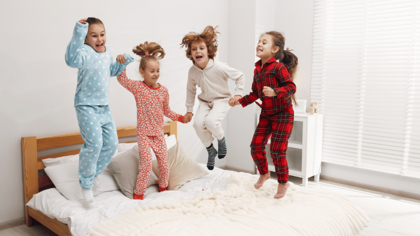 Hyperaktivní děti v pyžamu.