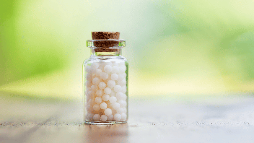 Sklenička s homeopatiky.