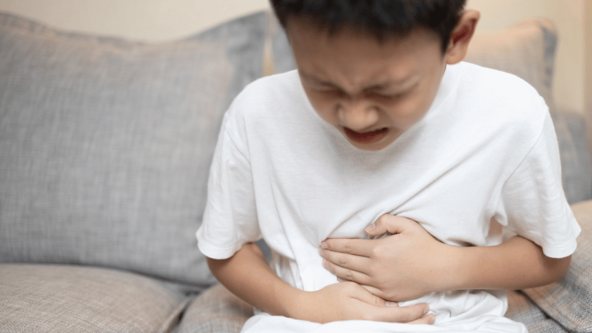 dítě s bolestí břicha.