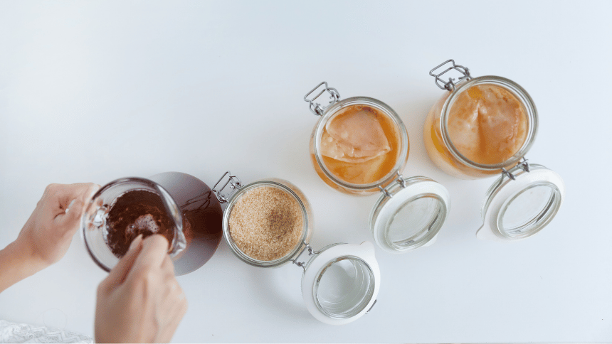 Sklenice s kombuchou.