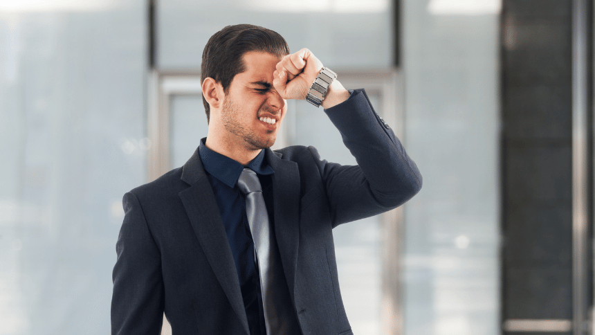 Mozková mlha, muž něco zapomněl.