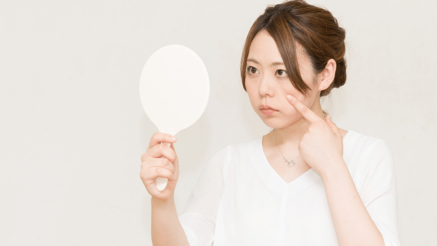 žena oteklá v obličeji.