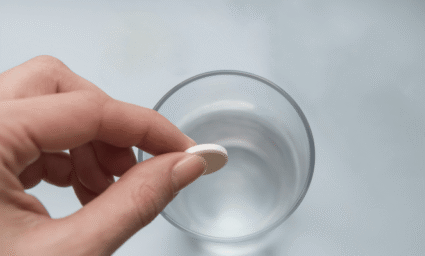 Tabletka na odvodnění házená do vody.