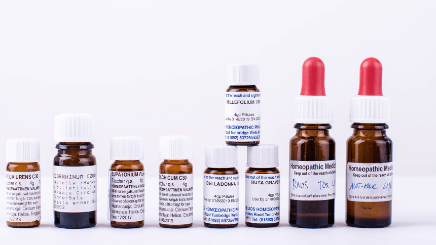 Lahvičky s různými druhy homeopatik.