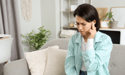 žena s pískajícím uchem.