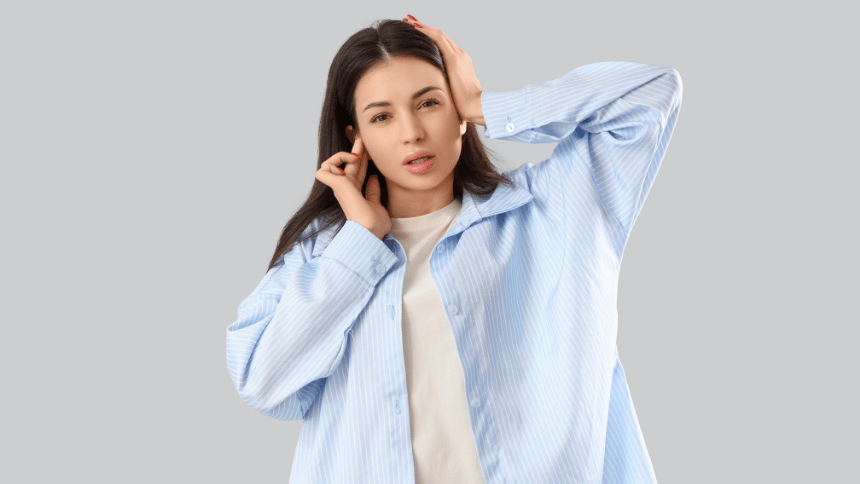 žena trpící tinnitem.