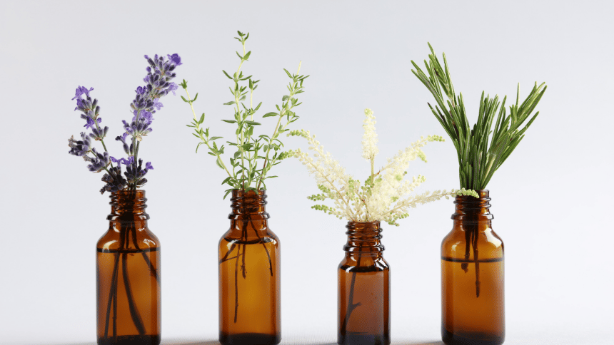 Lahvičky s bylinkami.