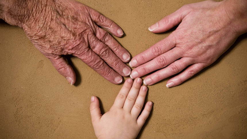 ruce různých generací.