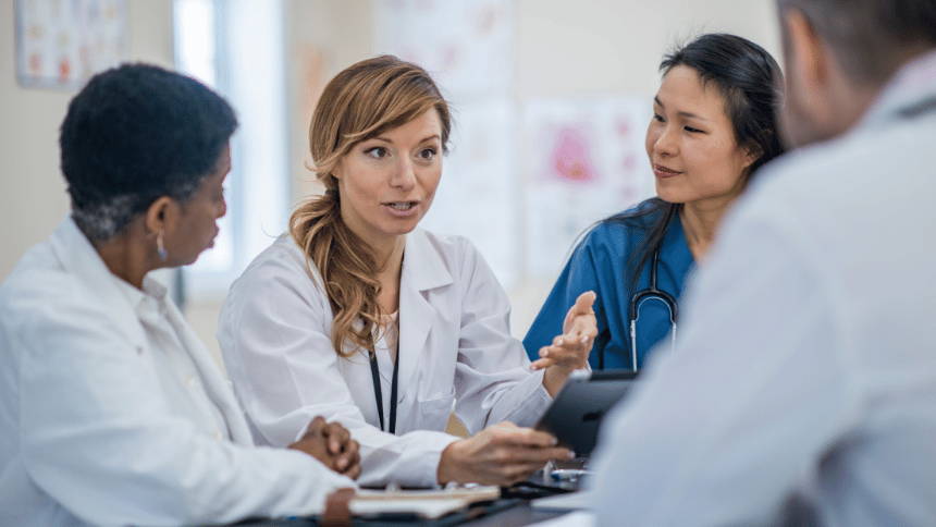 Lékaři konzultující mezi sebou.