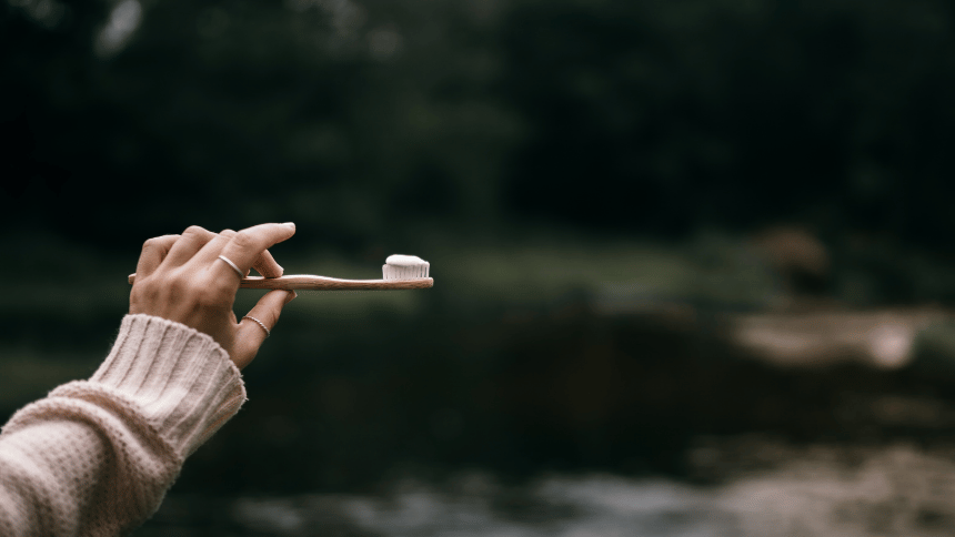 přírodní zubní pasta na bambusovém kartáčku.