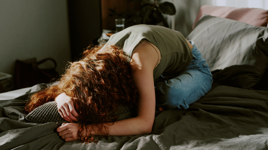 člověk pociťující horší příznaky nemoci.