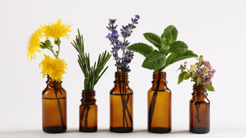 Lahvičky s bylinamy.