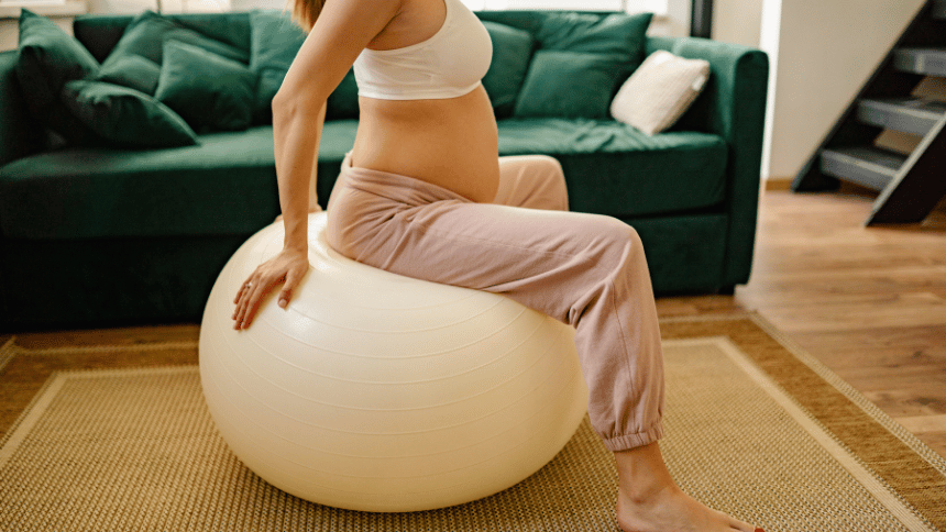 Těhotněna žena skákající na míči.