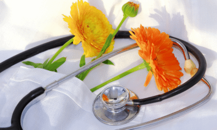 Stetoskop a květiny.