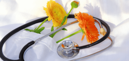 Stetoskop a květiny.