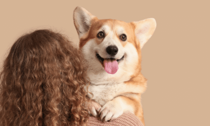 Páníčka mající fenu v náručí.