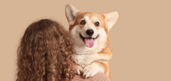 Páníčka mající fenu v náručí.