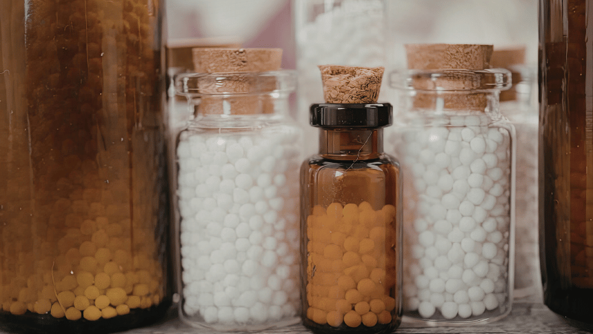 Sklenice s homeopatiky.