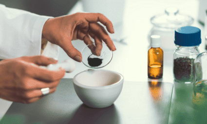 Příprava homeopatického léku.