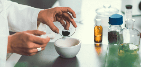 Příprava homeopatického léku.