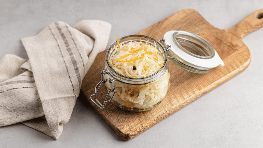 Fermentované kyselé zelí ve sklenici.