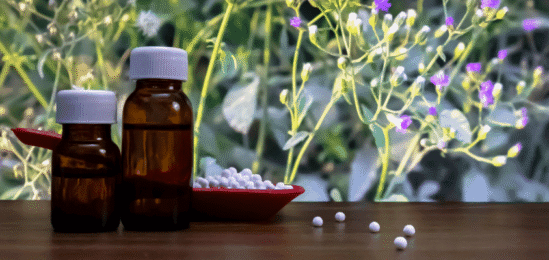 Homeopatické léky ve skleničce a mističce.