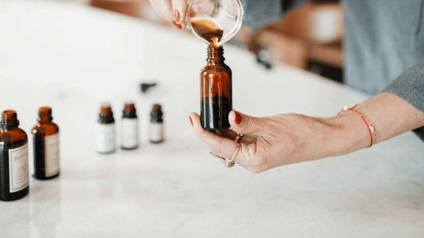 Plnění lahviček s homeopatikem.