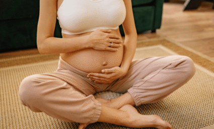 Těhotná žena s obnaženým břichem.