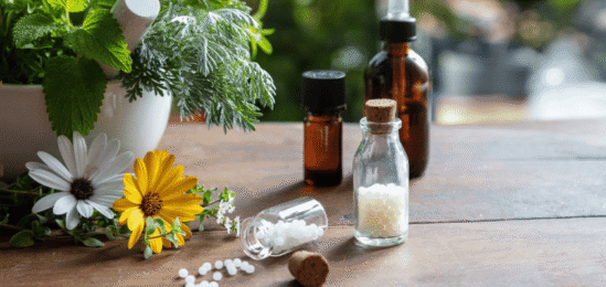 homeopatické léky venku na stole