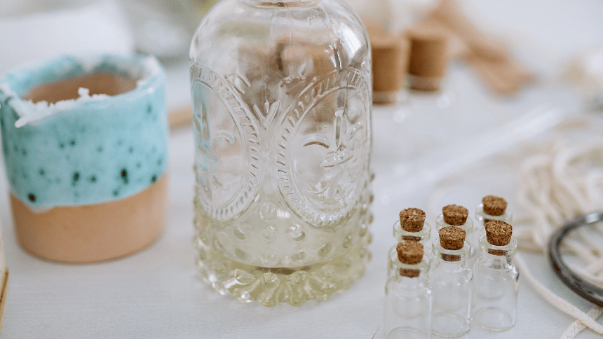 mateřská tinktura, která se ředí do malých lahviček.